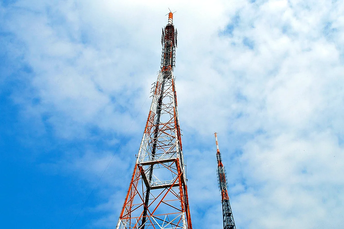 Communication mast structure installation